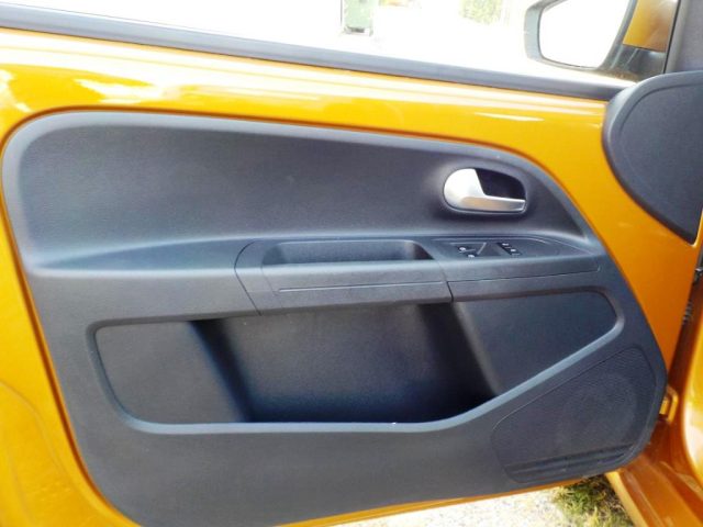 VOLKSWAGEN up! usata 23