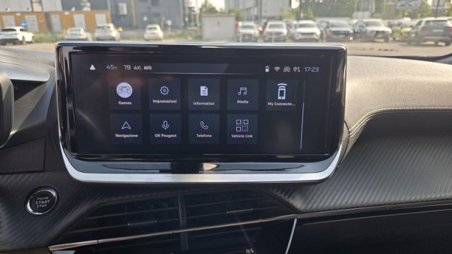 PEUGEOT 2008 usata, con Volante multifunzione