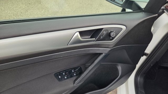 VOLKSWAGEN Golf usata, con USB