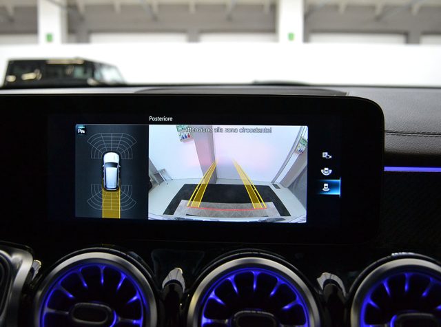 MERCEDES-BENZ GLB 200 usata, con Controllo automatico clima