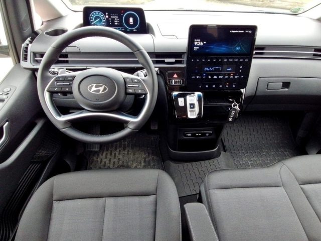 HYUNDAI Staria usata, con Boardcomputer