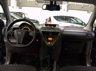 TOYOTA iQ usata, con Autoradio