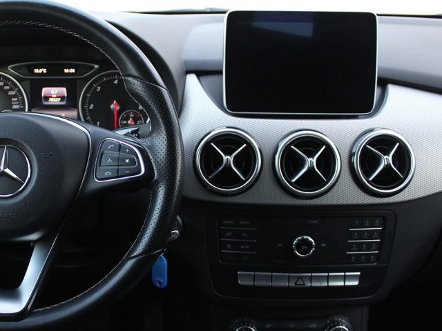 MERCEDES-BENZ B 180 usata, con Leve al volante