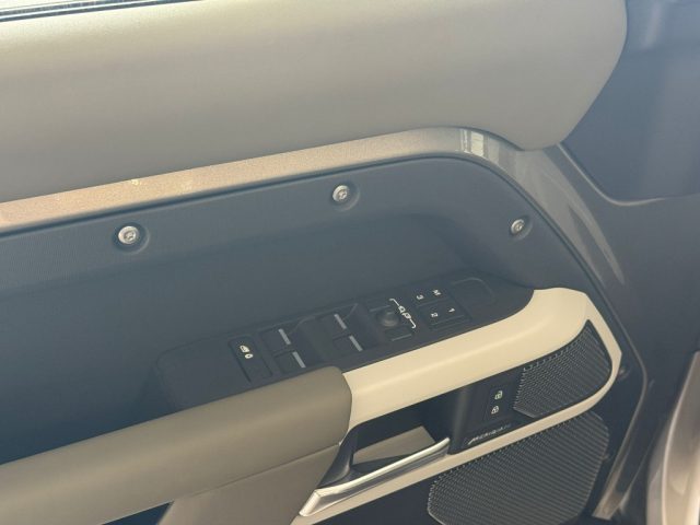 LAND ROVER Defender usata 29