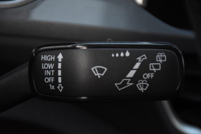 VOLKSWAGEN T-Roc usata, con Leve al volante