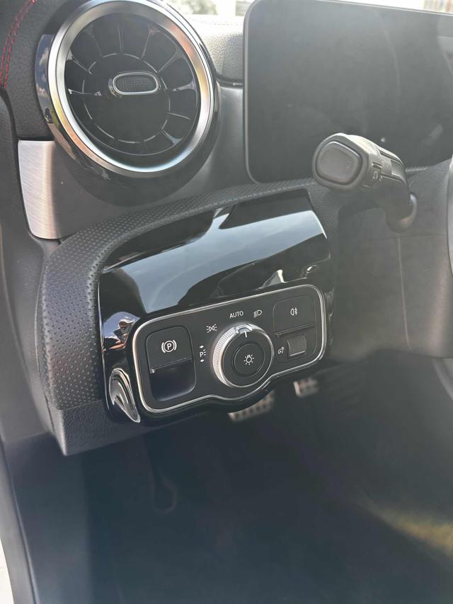 MERCEDES-BENZ CLA 180 usata, con Park Distance Control