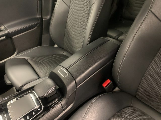 MERCEDES-BENZ GLB 200 usata, con Leve al volante