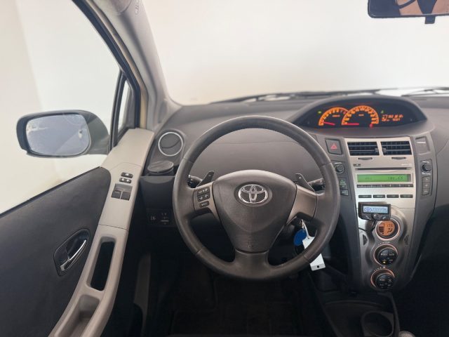 TOYOTA Yaris usata 12