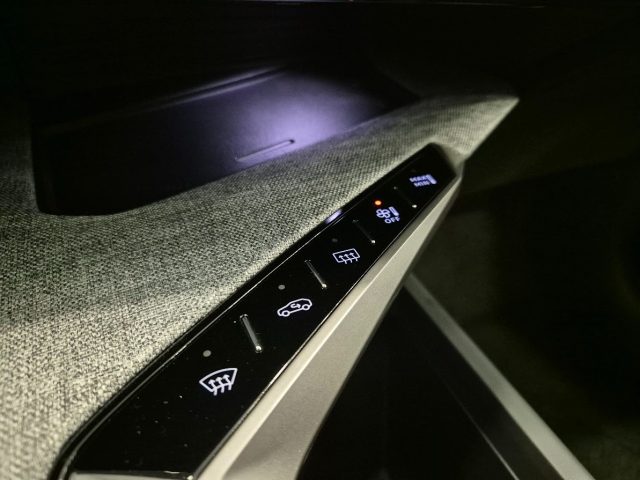 PEUGEOT 5008 usata, con Autoradio digitale