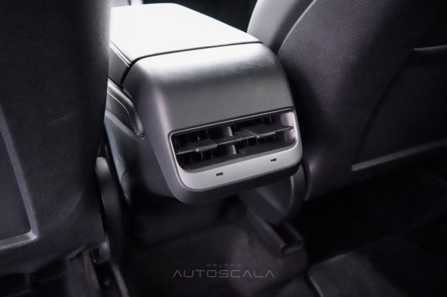 TESLA Model Y usata, con Fari LED