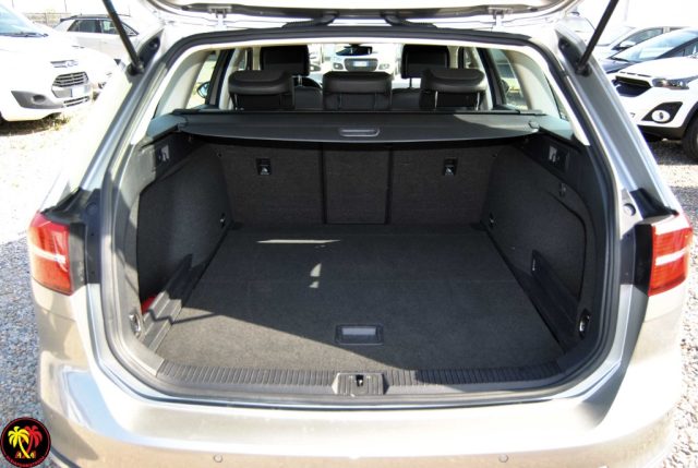 VOLKSWAGEN Passat usata, con Sedile posteriore sdoppiato