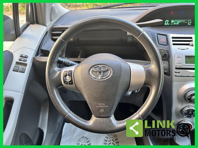 TOYOTA Yaris usata, con Luci diurne