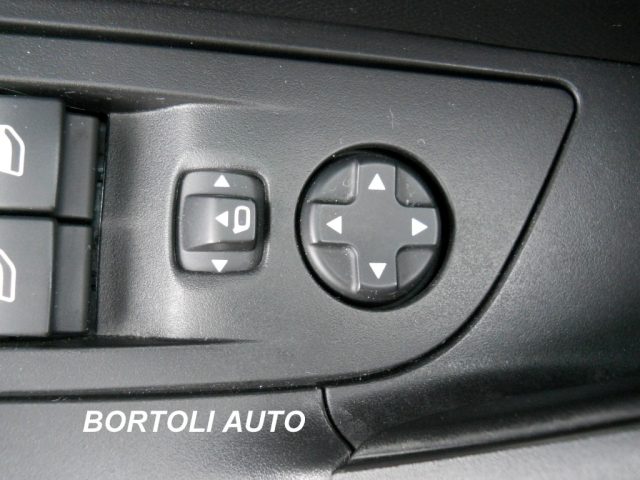 PEUGEOT 2008 usata, con Sensori di parcheggio anteriori