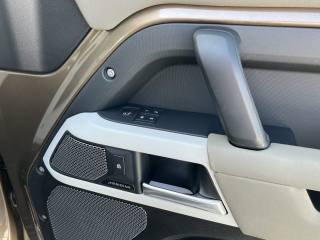 LAND ROVER Defender usata, con Bluetooth