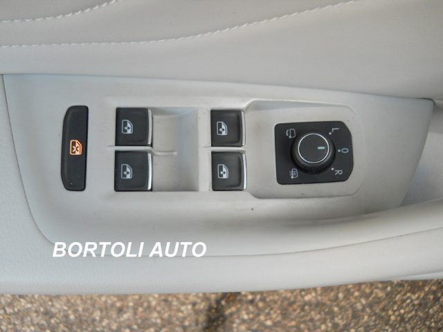 VOLKSWAGEN Passat Variant usata, con Luci diurne LED