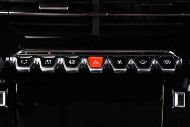 PEUGEOT 2008 usata, con Sistema di navigazione