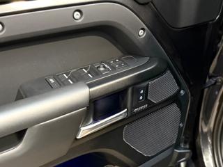 LAND ROVER Defender usata, con Leve al volante