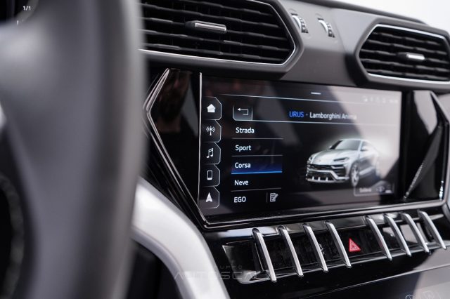 LAMBORGHINI Urus usata, con Vivavoce