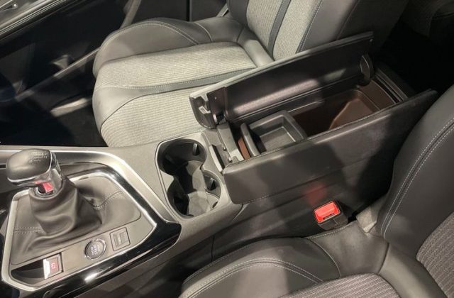 PEUGEOT 5008 usata, con Sedile posteriore sdoppiato