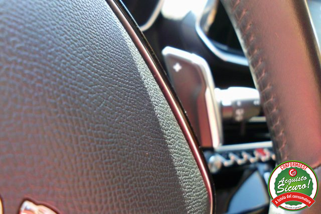 PEUGEOT 2008 usata, con Volante multifunzione