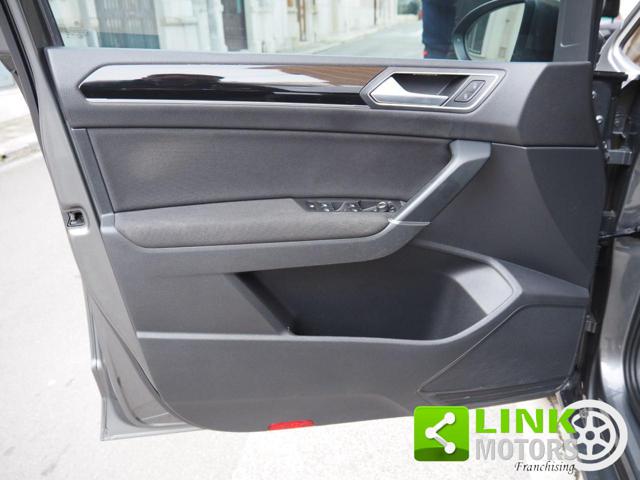 VOLKSWAGEN Touran usata, con Sensori di parcheggio posteriori