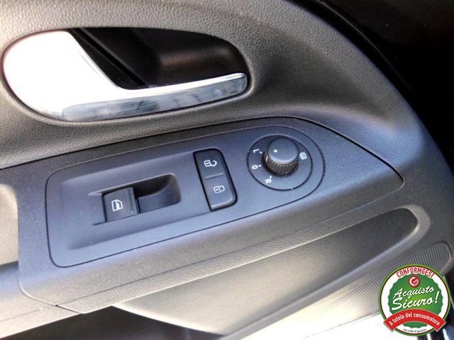 VOLKSWAGEN up! usata, con USB