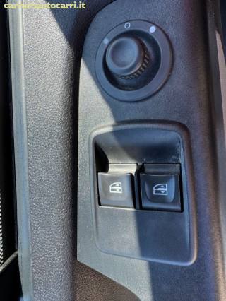 NISSAN NV300 usata, con USB