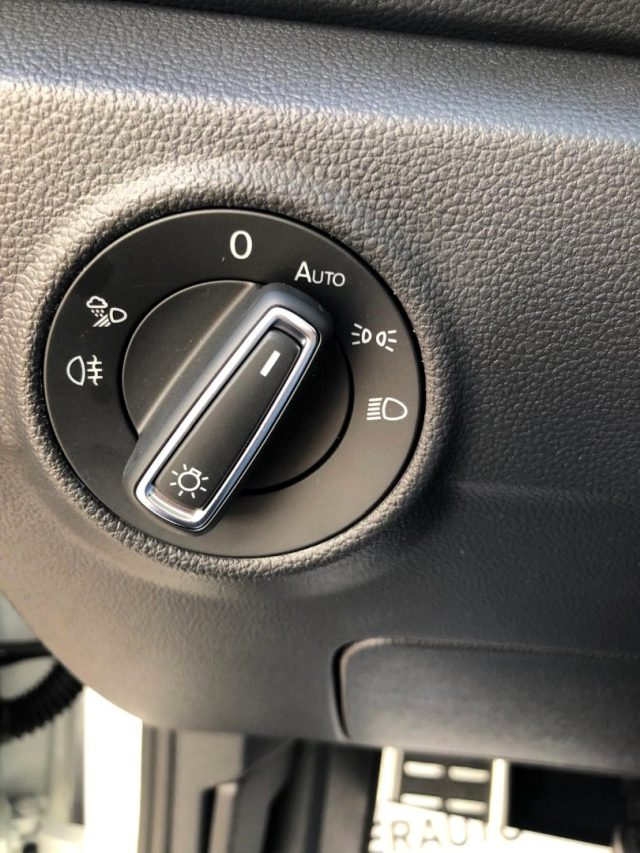 VOLKSWAGEN T-Roc usata, con USB