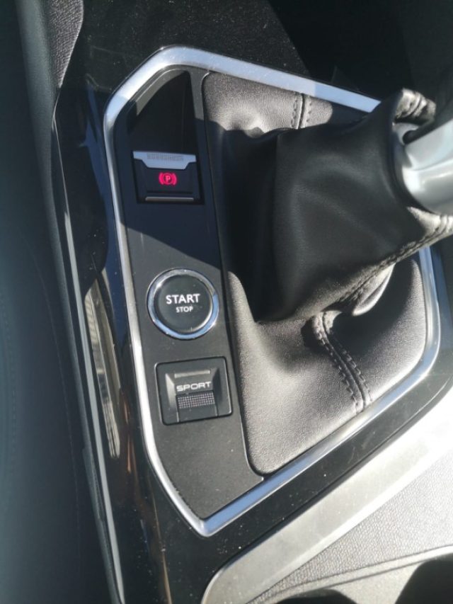PEUGEOT 3008 usata, con Volante multifunzione