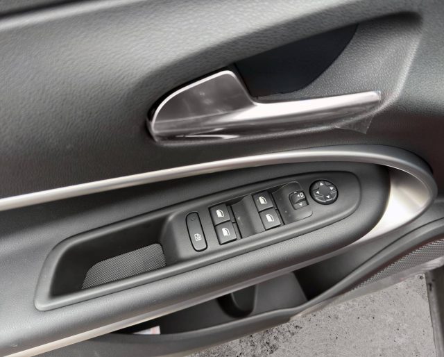 JEEP Avenger usata, con Sedile posteriore sdoppiato