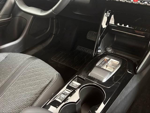 PEUGEOT 2008 usata, con Leve al volante