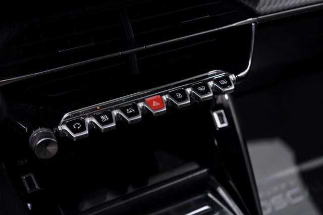 PEUGEOT 2008 usata, con Touch screen