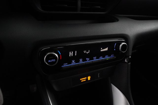 TOYOTA Yaris usata 8