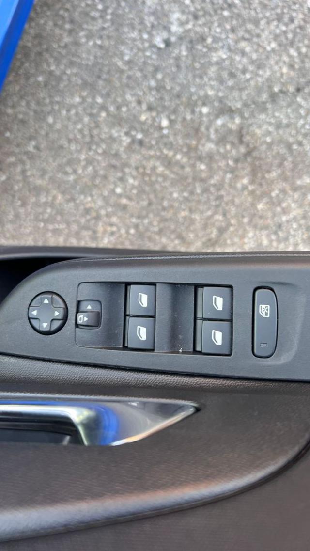 OPEL Corsa usata, con Park Distance Control