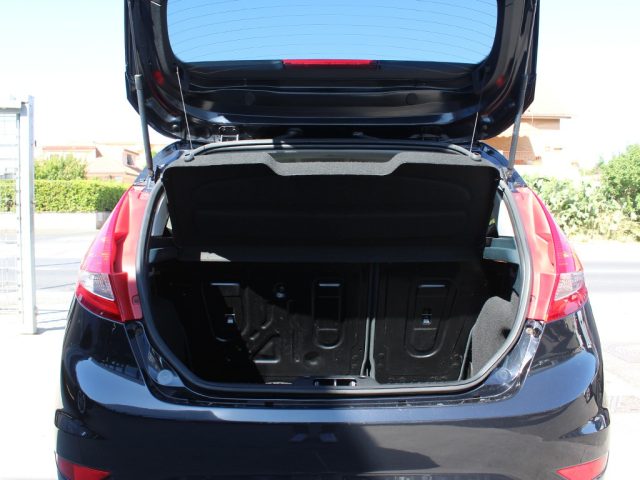 FORD Fiesta usata, con Sensori di parcheggio posteriori