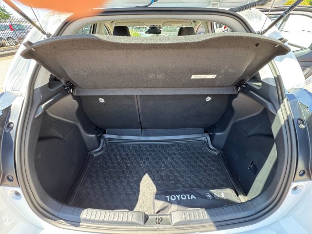 TOYOTA Yaris usata, con Bracciolo