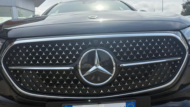 MERCEDES-BENZ E 220 usata, con Fari LED