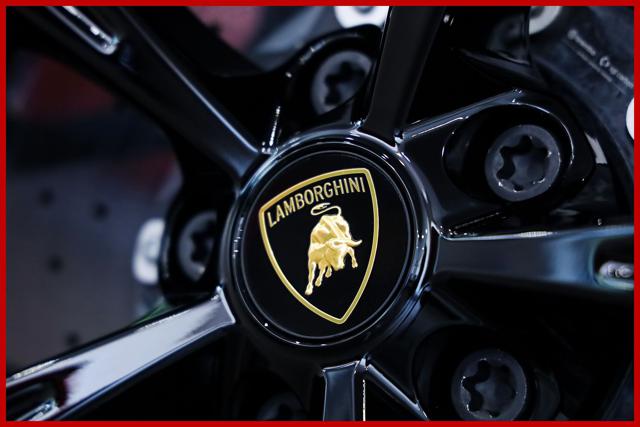 LAMBORGHINI Revuelto usata, con Autoradio