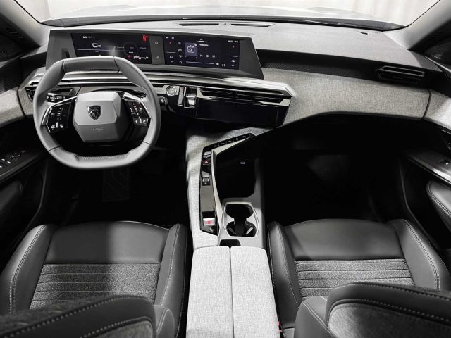 PEUGEOT 5008 usata, con Sedile posteriore sdoppiato