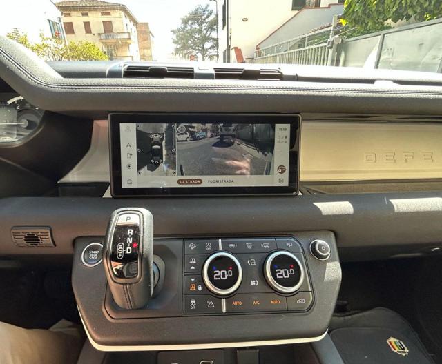 LAND ROVER Defender usata, con Leve al volante