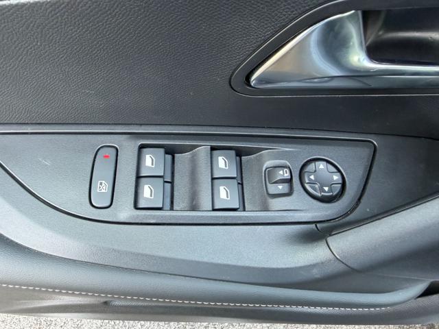 PEUGEOT 2008 usata, con Sedile posteriore sdoppiato