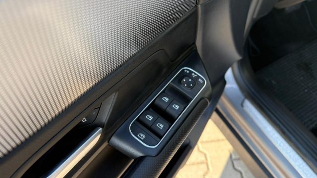 MERCEDES-BENZ GLB 180 usata, con Controllo trazione