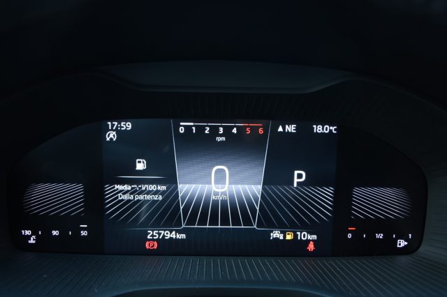 SKODA Karoq usata, con Bracciolo