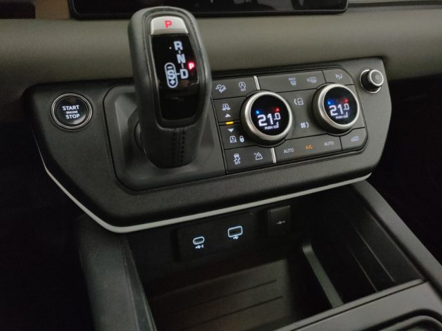 LAND ROVER Defender usata, con Autoradio digitale