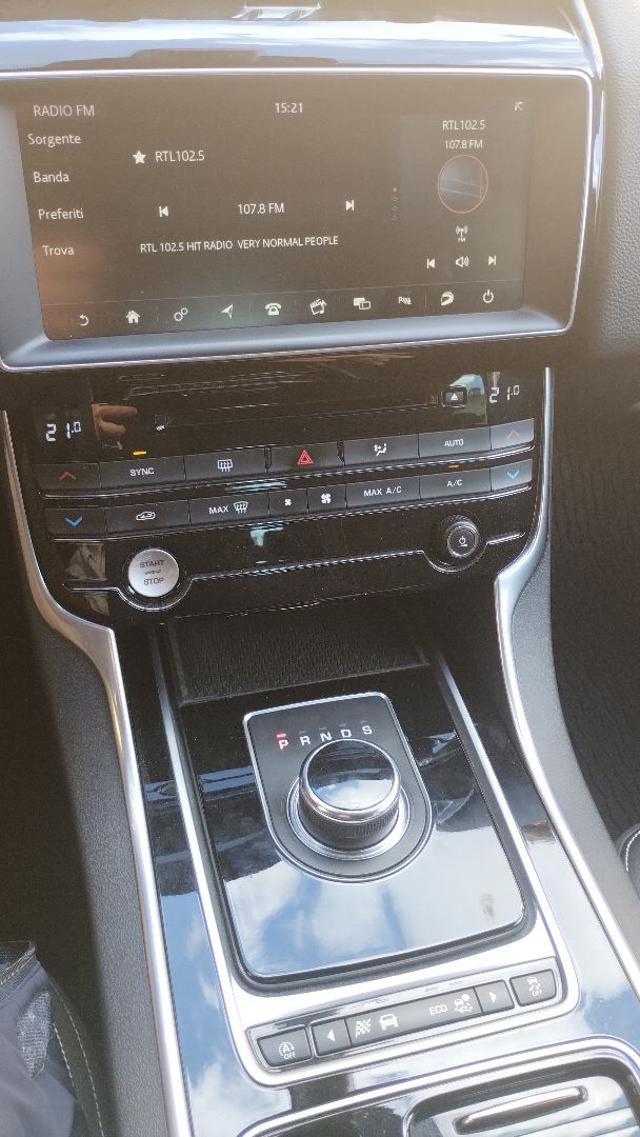 JAGUAR XE usata, con Leve al volante