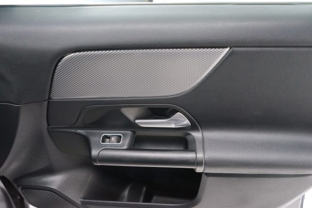 MERCEDES-BENZ GLA 180 usata 38