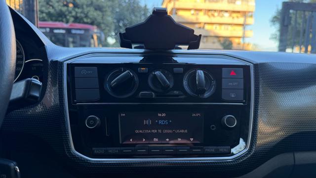 VOLKSWAGEN up! usata, con Autoradio