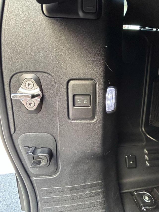 LAND ROVER Defender usata, con Isofix