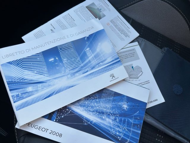 PEUGEOT 2008 usata, con Volante multifunzione