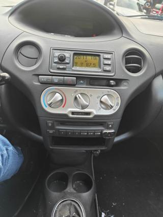 TOYOTA Yaris usata, con Autoradio